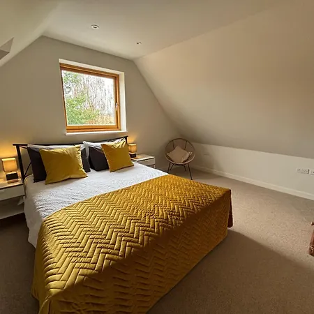 Tranquil Pond View Loft Retreat In Sudbury Apartmán